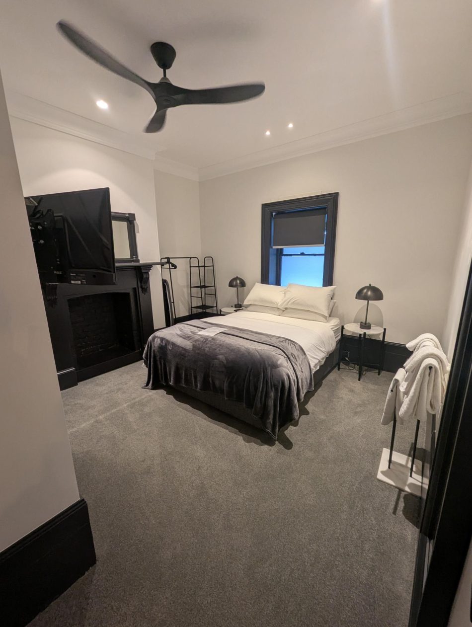 Deluxe queen room 1