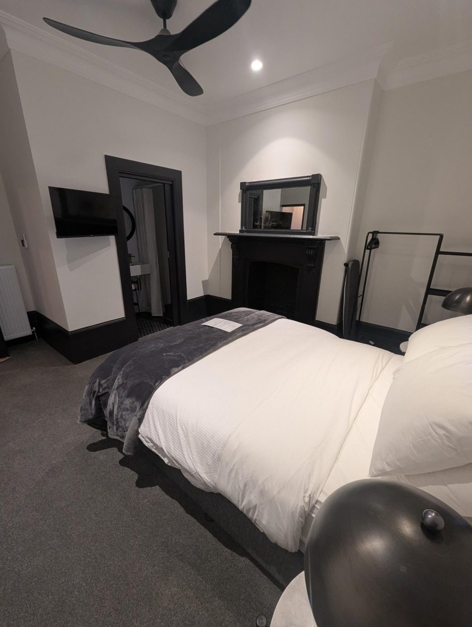 Deluxe queen room 1