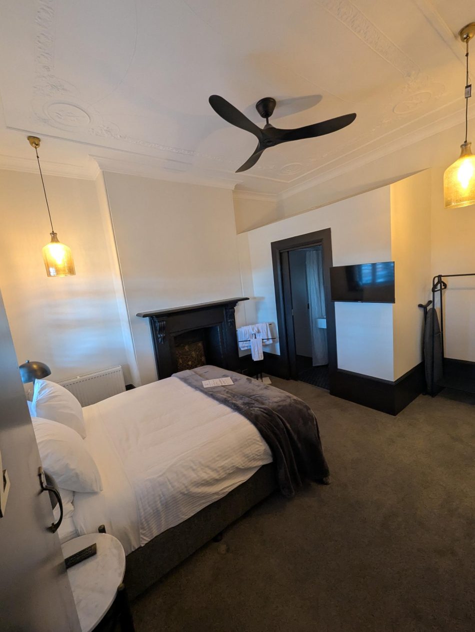 Deluxe queen room 2