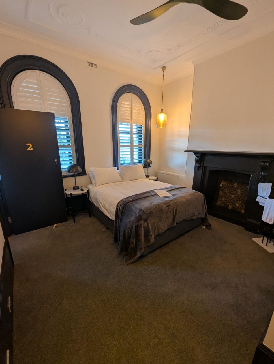 Deluxe queen room 2